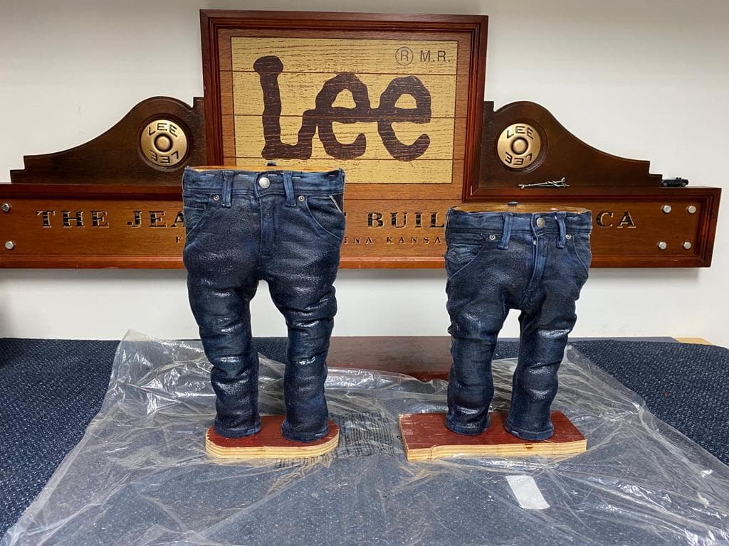 Jeans Statue